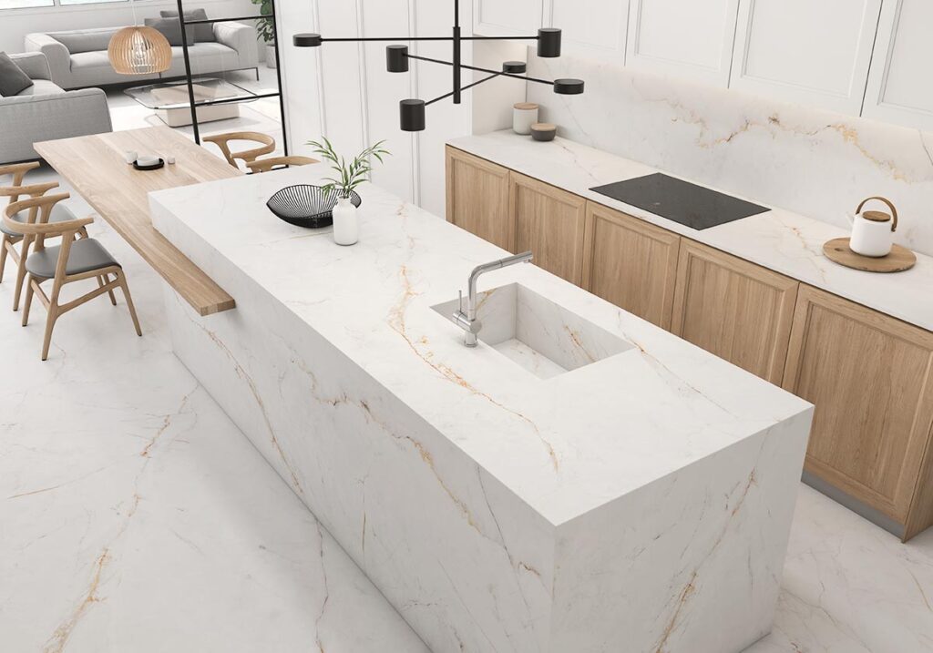 Cocina de estilo nordico con encimera de marmol